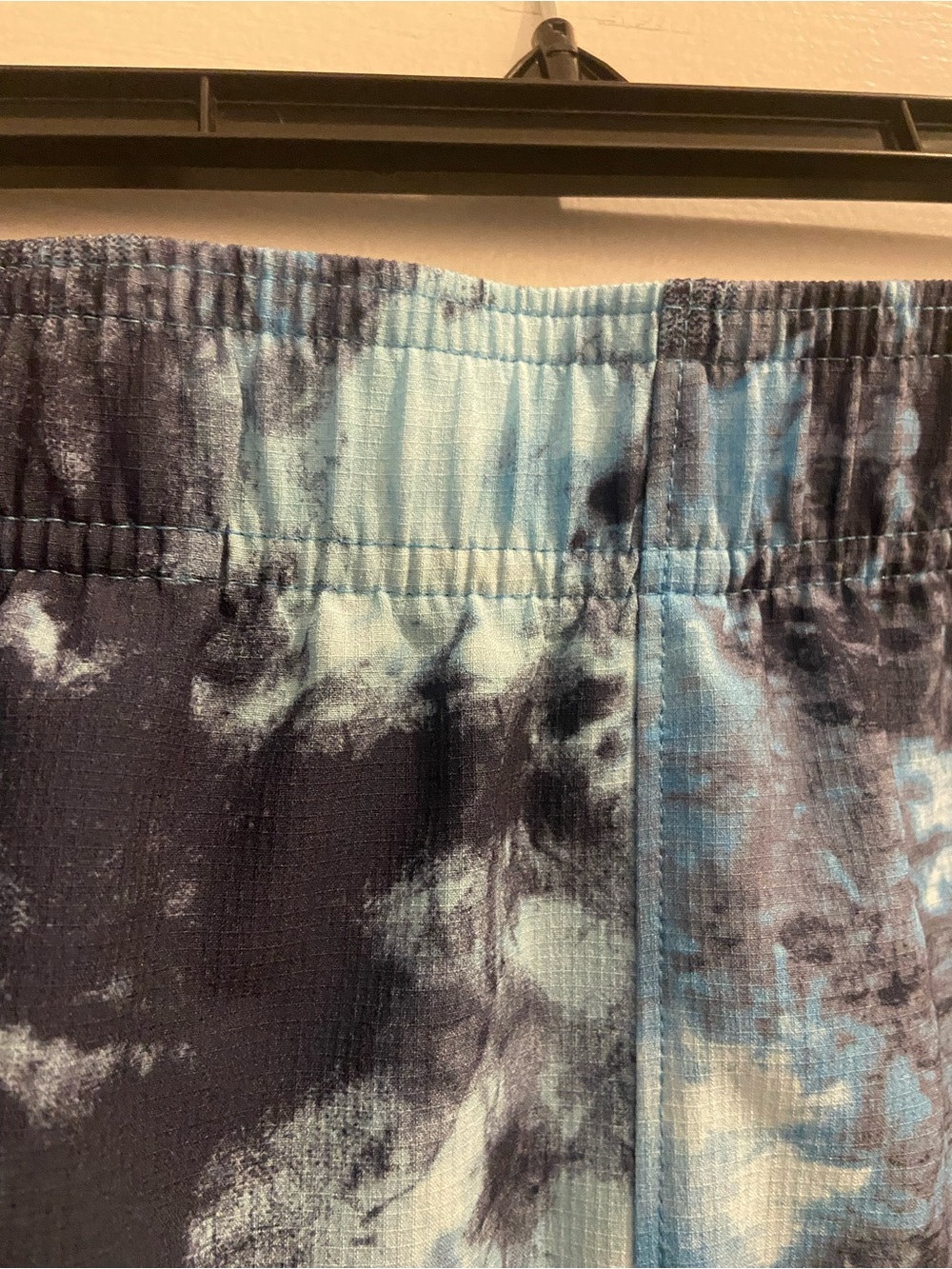 Under Armour Large L Men’s Blue and Black Tie-Dye Performance Shorts - Picture 5 of 6